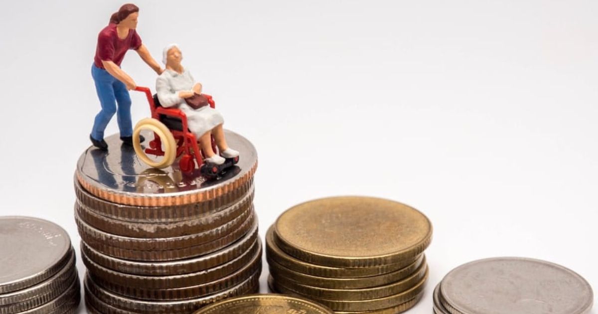 Een dame duwt een oudere dame in een rolstoel voort: dat is wat de figuurtjes op de muntstukken uitbeelden.