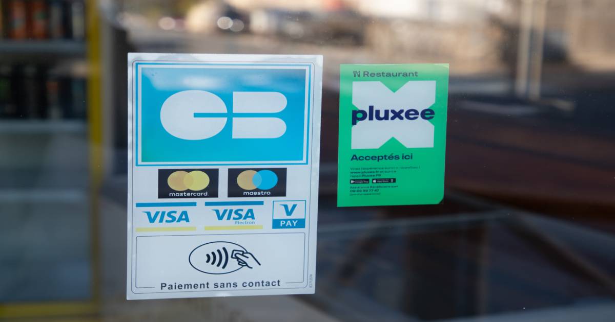 Er hangt een Pluxee-sticker op het raam.