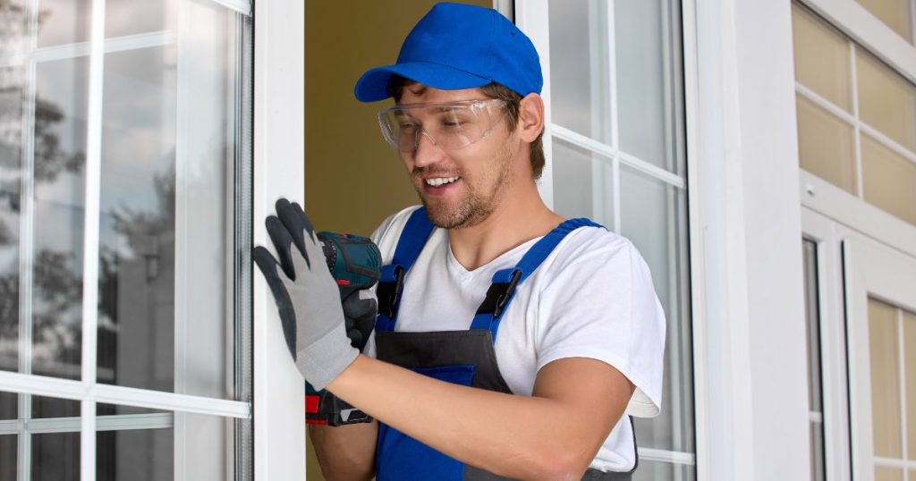 Een specialist in de weer met het renoveren of vervangen van de ramen en deuren in een woning.