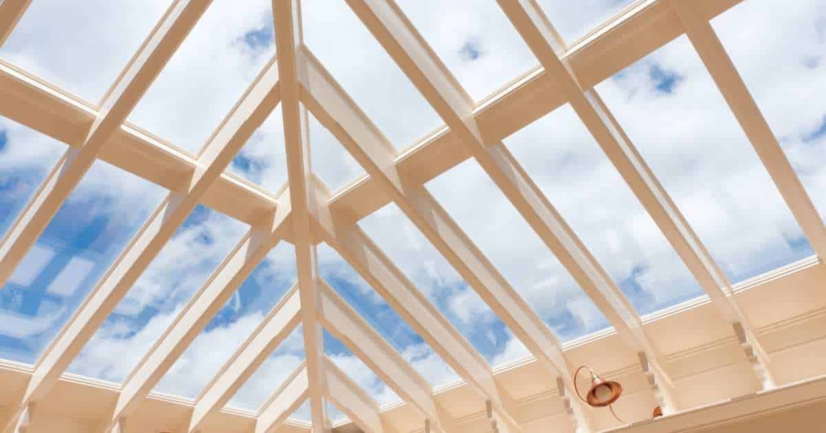 Een lichtstraat in wit metaal op een plat dak.