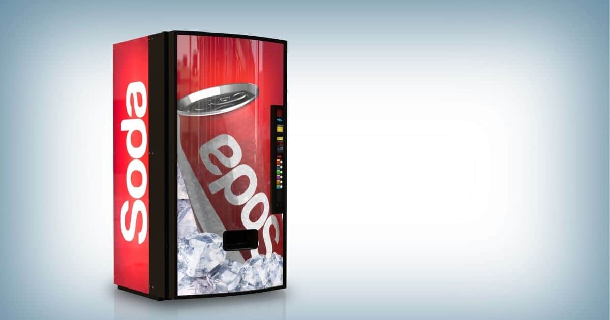 Een rode frisdrankautomaat. Op de zijkant staat, in witte letters, het woord soda. Op de voorkant staat een rood blik met witte streep en opnieuw, in witte letters, het woord soda. Het blik staat tussen ijsblokjes. Rechts zit een bedieningspaneel, onderaan de automaat een afnameluik. De achtergrond is witblauw.