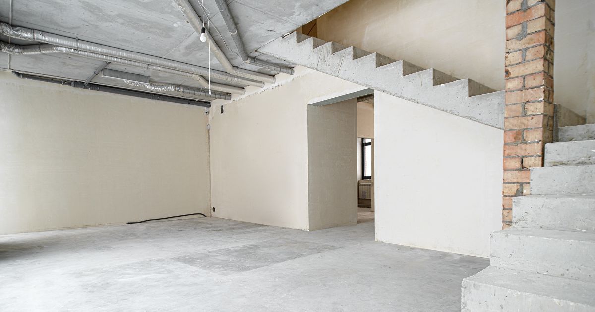 Ruwbouw van een trap: de betonnen structuur is overduidelijk zichtbaar. De finale afwerking ontbreekt nog.