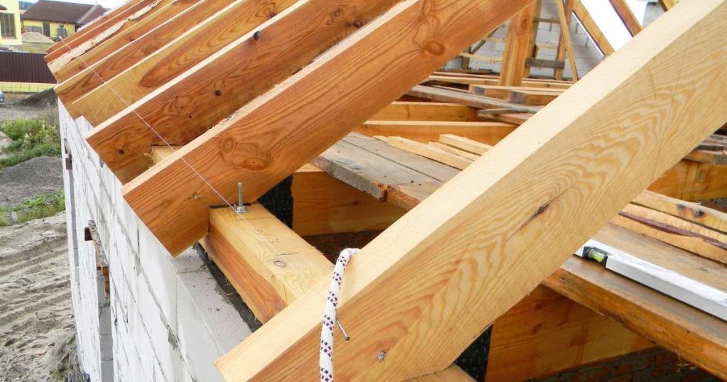 ruwbouw-onafgewerkt-houten-skelet-van-een-keperdak-of-gordingendak-met-zichtbare-kepers-en-gordingen-1-1024x538.jpg