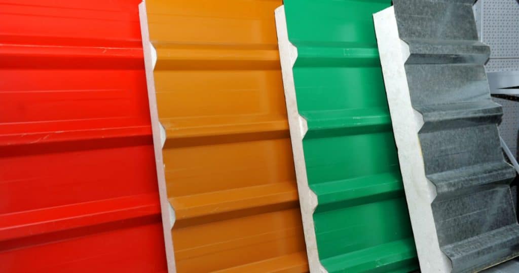 Sandwichpanelen verkrijgbaar in verschillende kleuren, zoals: rood, oranje-bruin, groen en grijs
