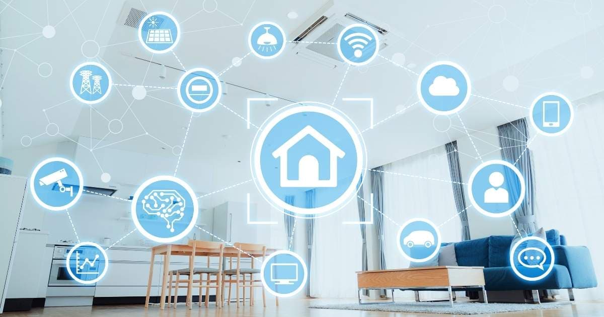 Ronde, witte icoontjes met een blauwe achtergrond die de elektrische installatie en alle bijhorende vertakkingen in een woning weergeven. Centraal staat een icoon van de woning zelf, met daarnaast onder meer een televisie, auto, wifi-teken, zonnepanelen en gsm. Op de achtergrond een ruime woonkamer met open keuken en grote ramen.