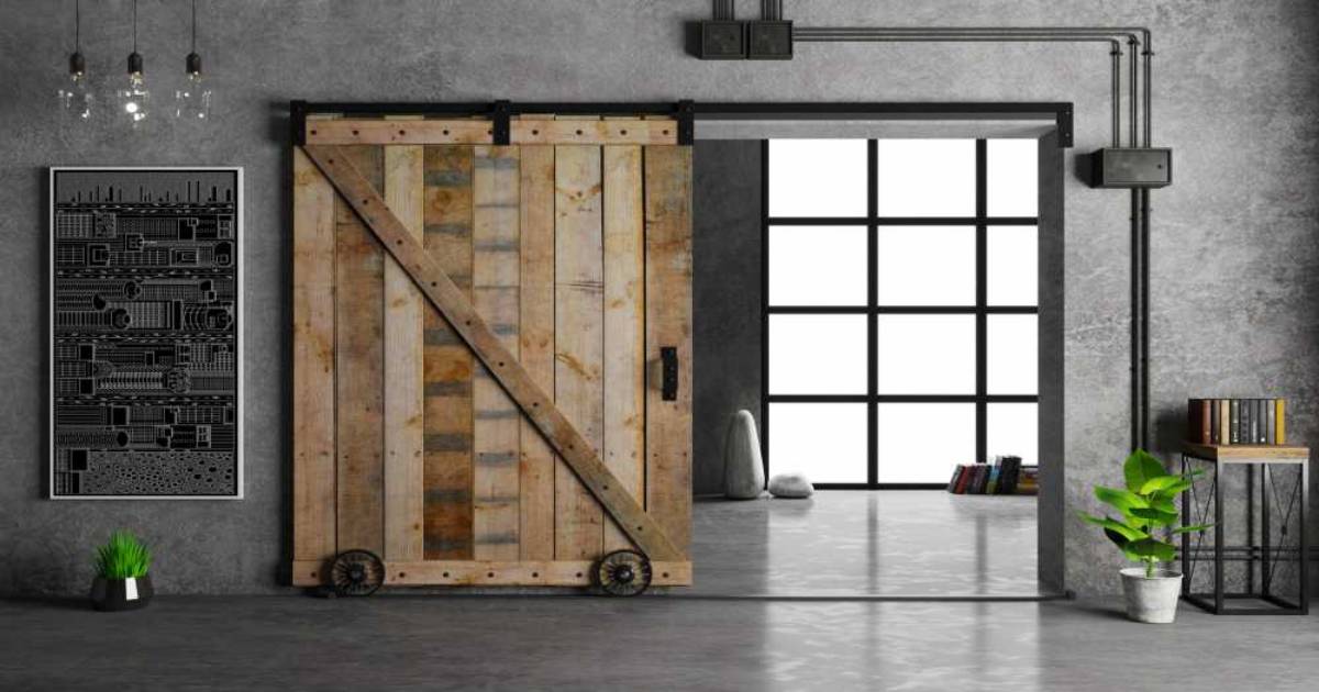 Houten schuifraam/deur in moderne woning met betonnen look. 