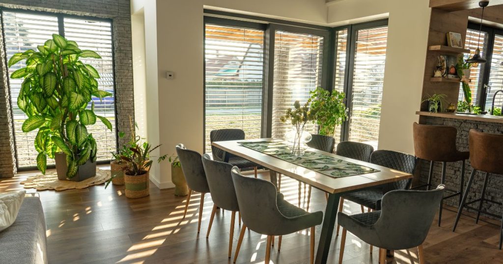 Zonwering binnen of buiten? De shutters langs de binnenzijde filteren het zonlicht dat via de luifels naar binnen schijnt in de keuken, de eetkamer en het salon.