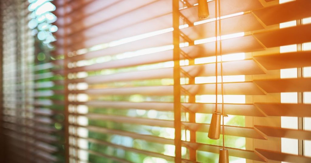Met shutters bepaal je helemaal zelf hoeveel zonlicht naar binnen mag komen. Daarvoor dient het koordje dat je ziet hangen.