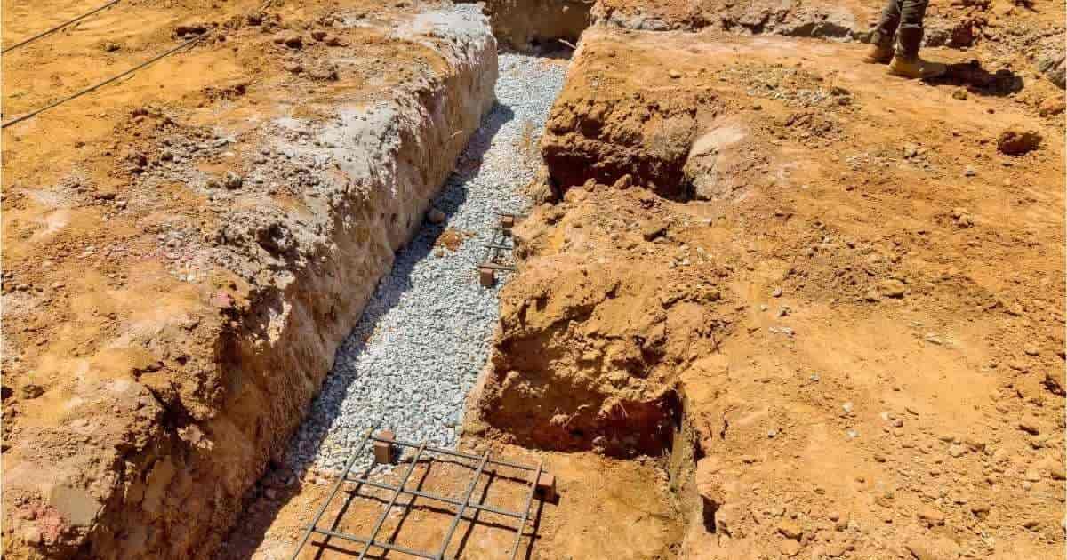 Een sleuf voor de fundering van een gebouw in gele grond. 