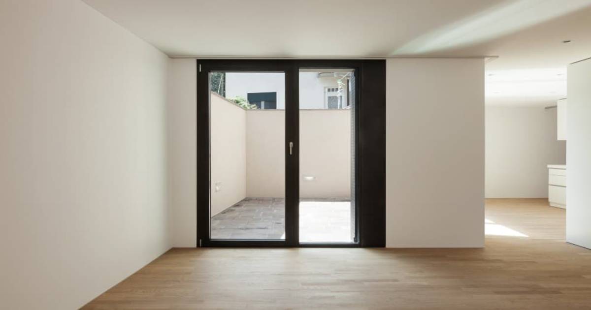 Zwarte, smeedijzeren binnendeuren in een nieuw gerenoveerde woning met witte muren. 