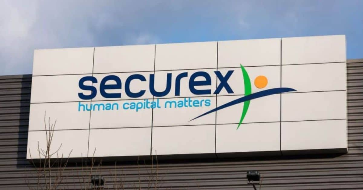 Kantoor- of bedrijfsgebouw van sociaal secretariaat Securex: op de golvende, grijsbruine gevel hangt een groot masief wit blok met daarop de naam Securex en de baseline: 'human capital matters'.