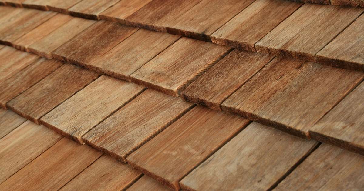 Close-up van houten dakleien of dakshingles op een hellend dak.