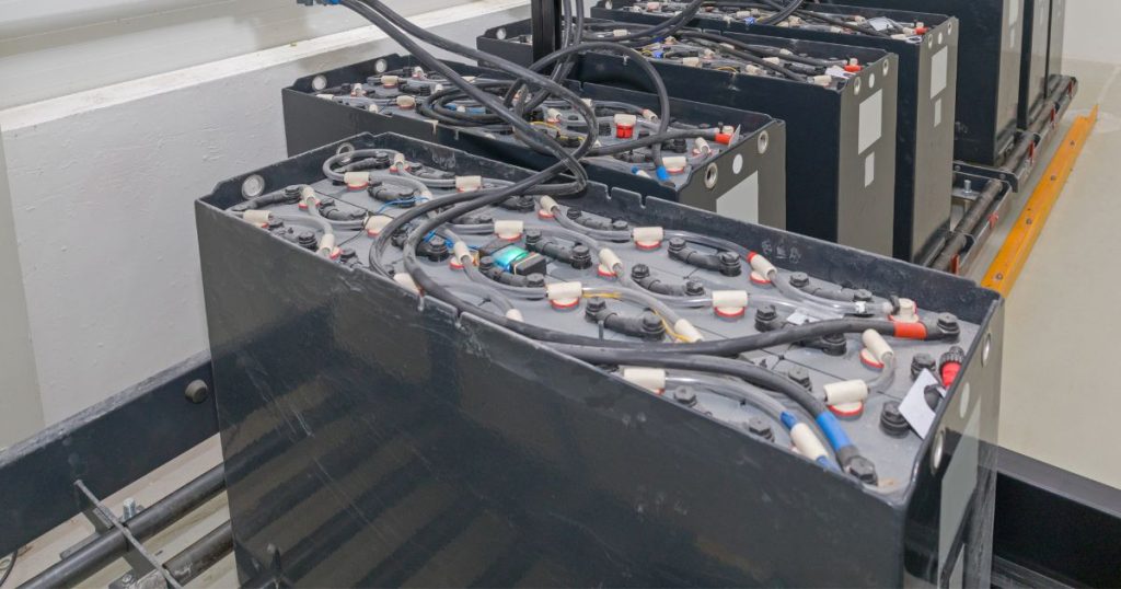 Een voorstelling van een zoutwater thuisbatterij met meerdere modules.