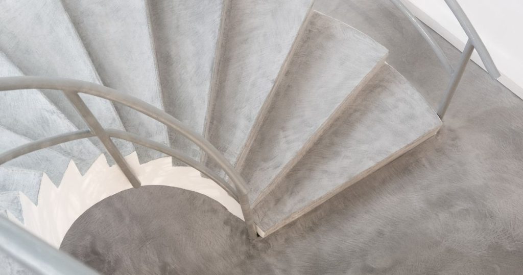 De bloktrede van een betonnen wenteltrap: één van de meest sierlijke soorten trappen in een robuust materiaal.