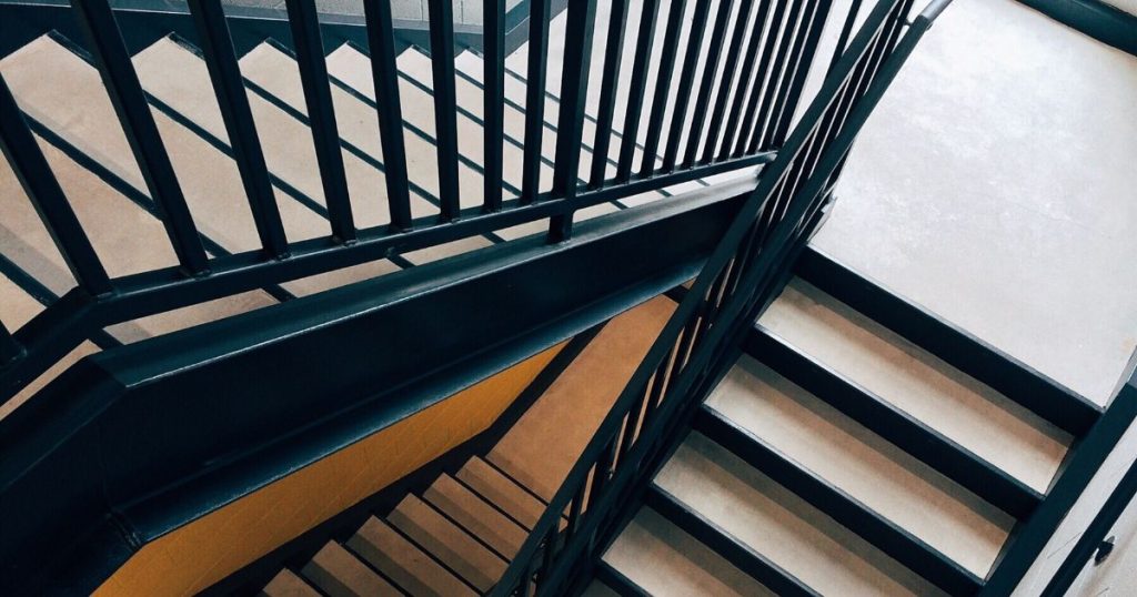 Bovenaanzicht van een bordestrap, één van die soorten trappen die wat meer ruimte innemen.