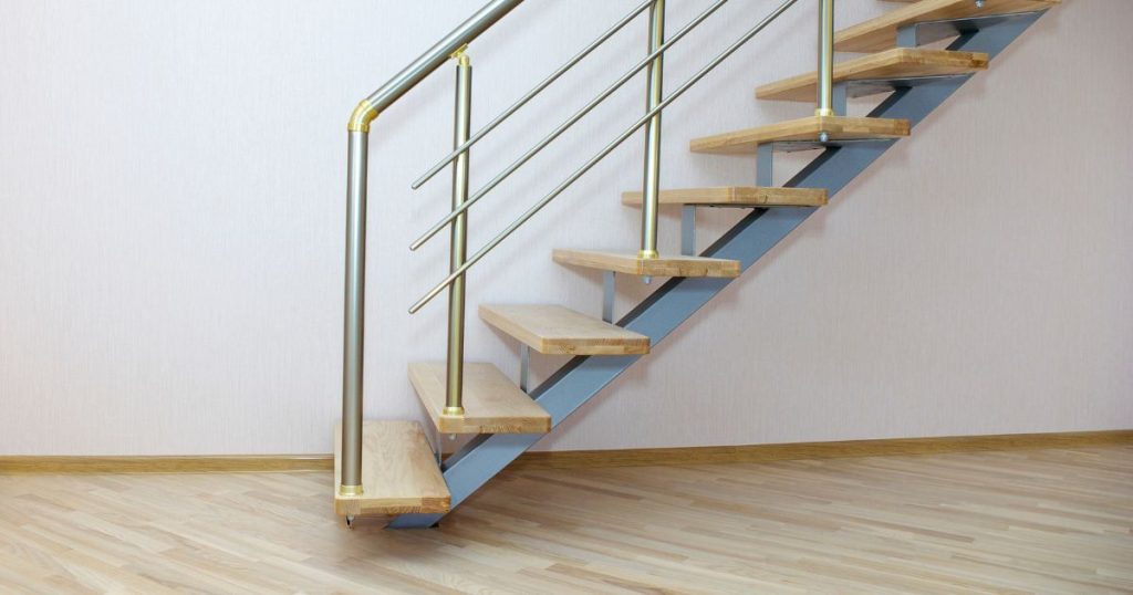 Een steektrap met middenboom: een moderne twist op één van de eenvoudigste soorten trappen.