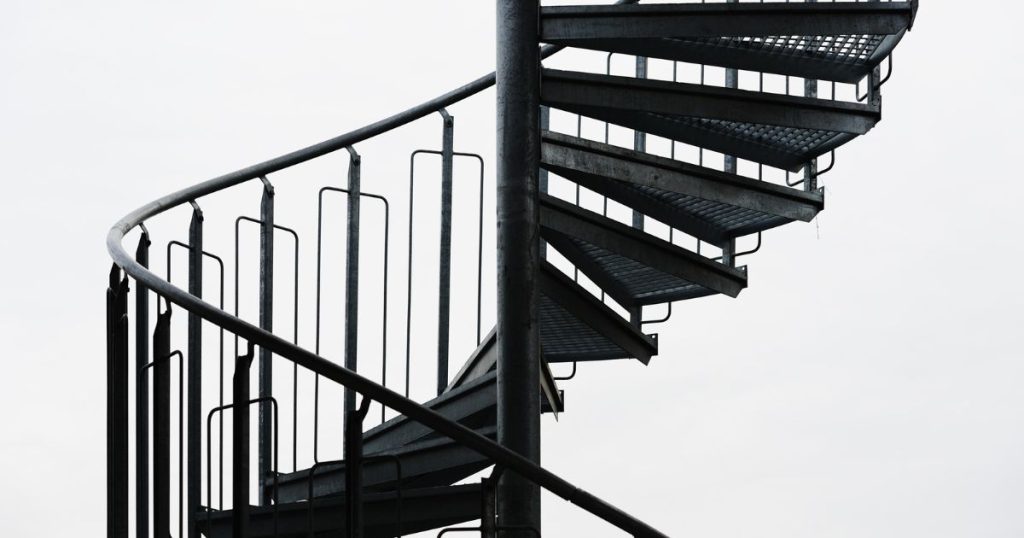 Een zwarte metalen spiltrap: het meest compacte model onder de verschillende soorten trappen.