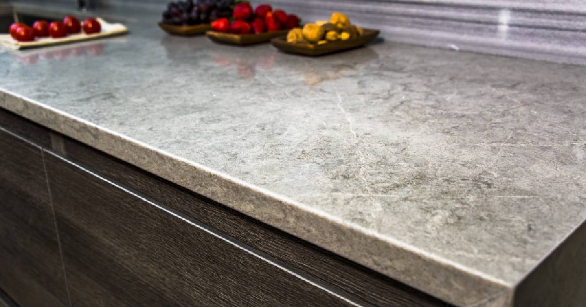 Een werkblad in een keuken uit graniet, één van de verschillende soorten natuursteen die verwerkt wordt tot aanrecht.