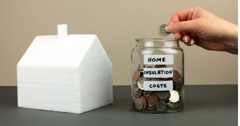 Links staat een wit huis van piepschuim, rechts staat een glazen pot vol muntjes waar een hand nog een munt in doet. Op de pot staat 'home insulation costs'
