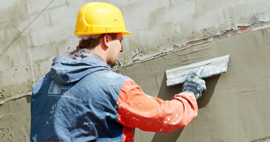 Specialist brengt crepi aan op wapeningslaag