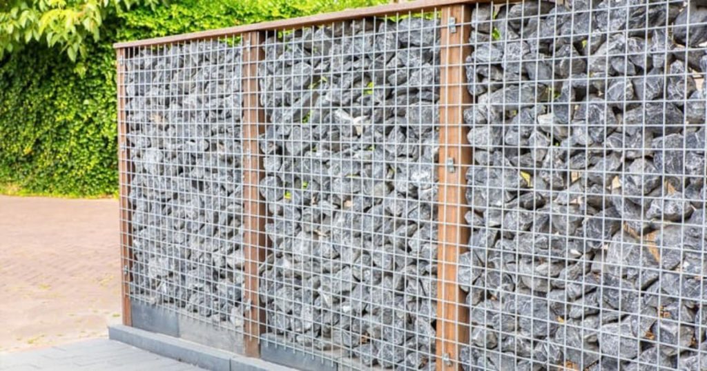 Steenkorf als moderne tuinafsluiting