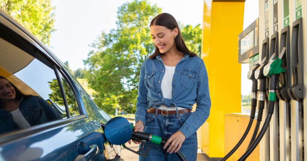 Auto vullen met tank aan een tankstation
