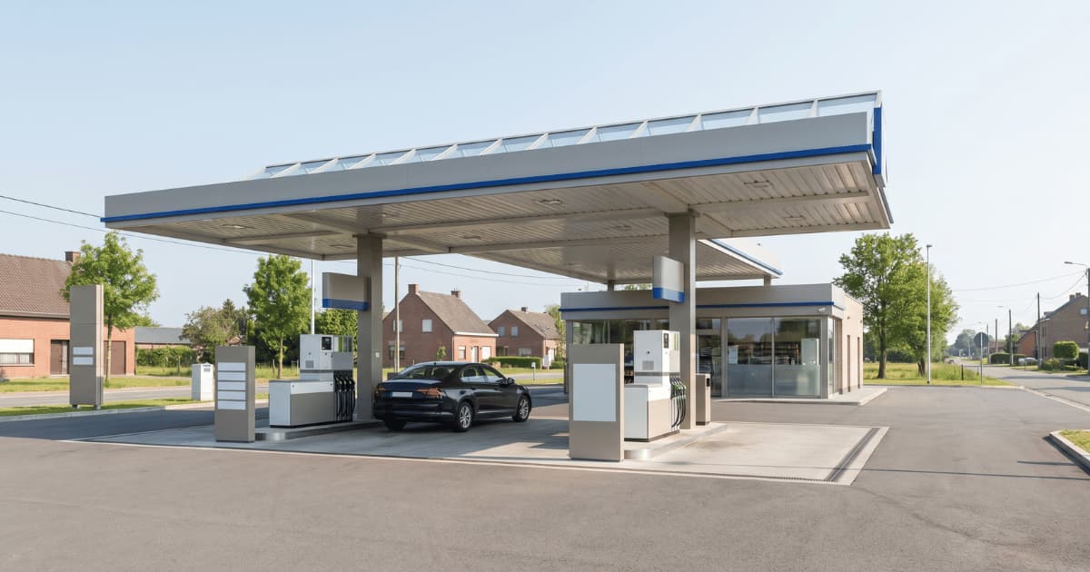 Tankstation met overkapping en meerdere pompen, gezien vanaf de straat.
