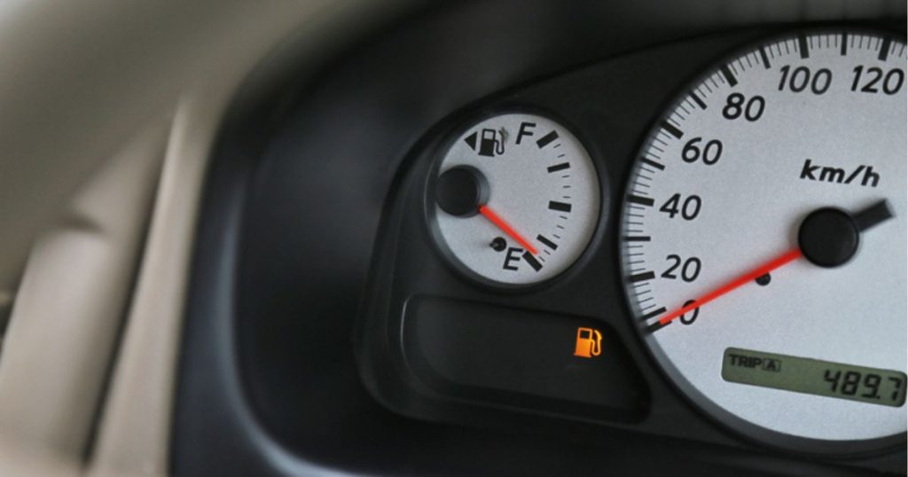 Auto toont aan dat er getankt moet worden