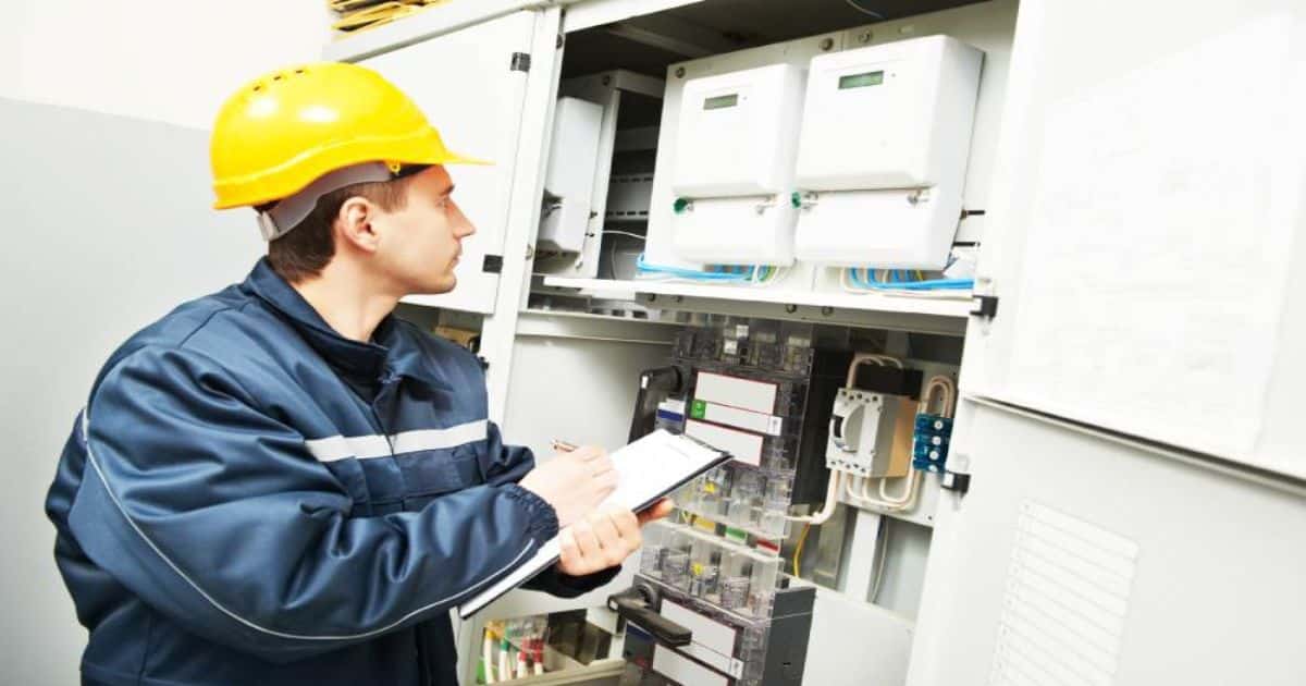 Technieker controleert de elektriciteitskast van een woning voor energie-inspectie.