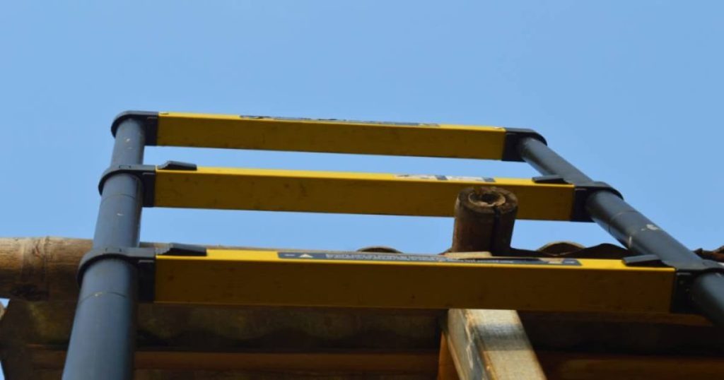 Dit is een voorbeeld van een telescopische ladder in het geel. 