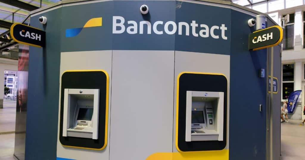 een geldautomaat van Bancontact op een publieke plek
