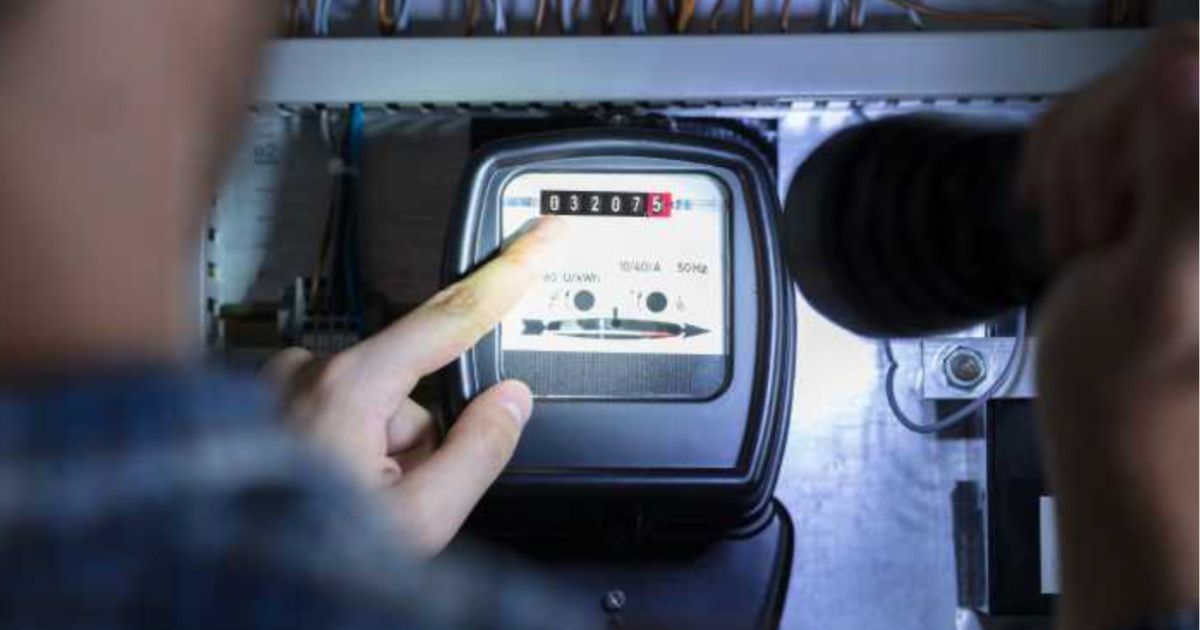 Een man staat voor een terugdraaiende teller en wijst het getal op de teller aan en schijnt erop met een zaklamp
