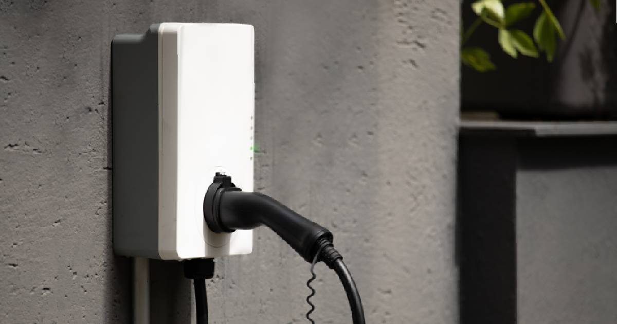 Thuis elektrisch opladen met een privé laadpaal op muur.