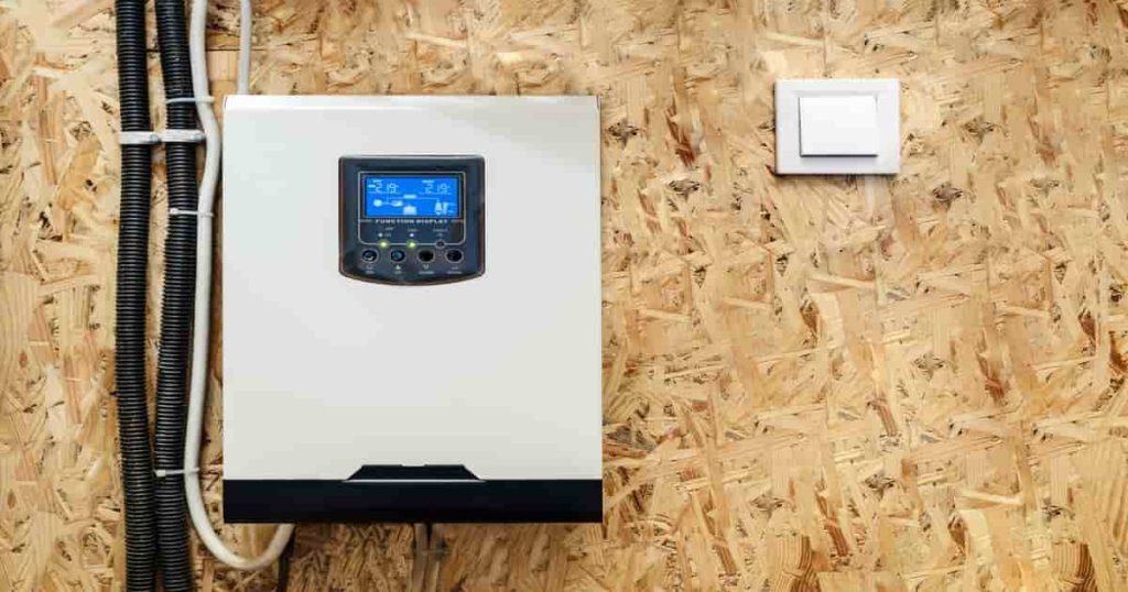 Een thuisbatterij die op een wand in OSB is bevestigd. 