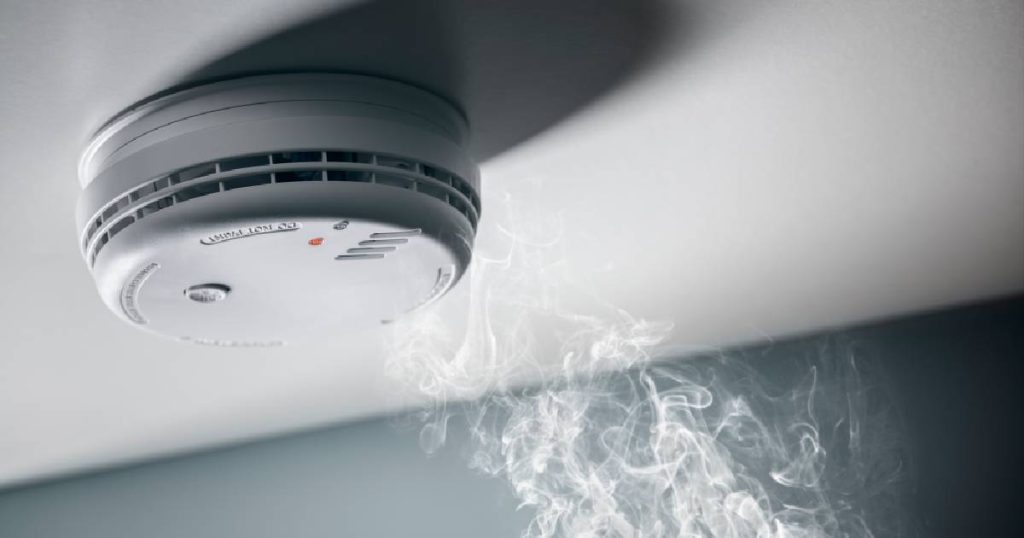Een rookmelder voorkomt geen brand in een thuisbatterij, maar brengt je wel op tijd op de hoogte bij rookontwikkeling in de ruimte waar je thuisbatterij geïnstalleerd is.