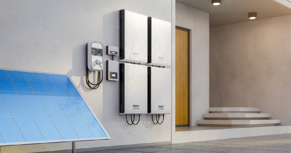 Een energieopslagsysteem (met zonnepaneel, thuisbatterij, omvormer en laadpaal) dat men aan de gevel van een woning heeft laten installeren.