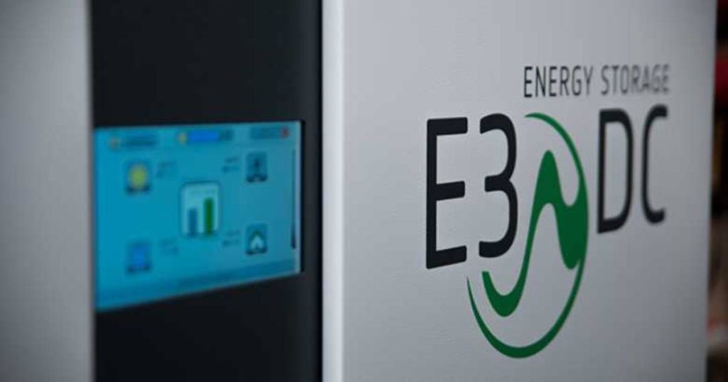 Voorbeeld en colse-up van een thuisbatterij van E3DC. 