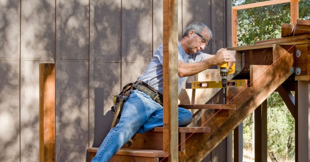 Een expert die, na het berekenen van de exacte afmetingen en maten van de trap, aan de slag gaat met de constructie.