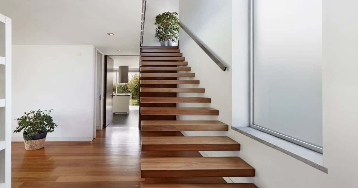 Een van de houten zwevende trappen die de eigenaars van deze woning op maat hebben laten maken.