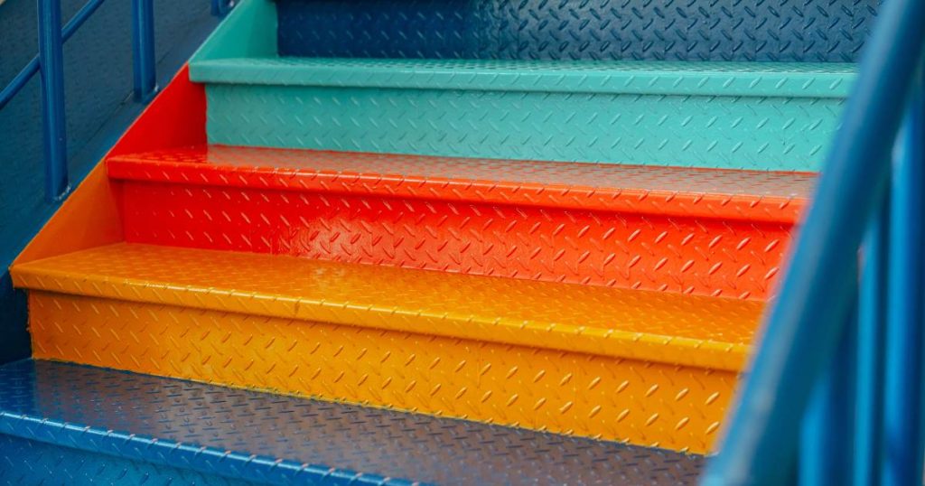 Een metalen trap die men in verschillende vrolijke kleuren heeft laten schilderen.