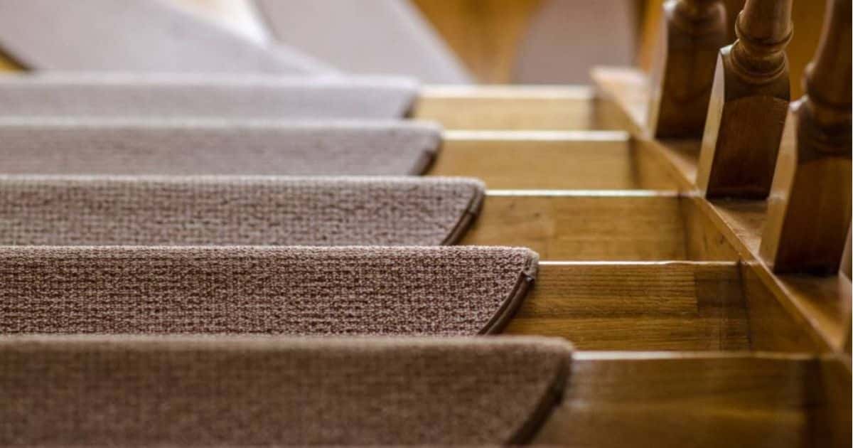 De halve maantjes op de trap zijn decoratief en kunnen ook een goede bescherming bieden tegen eventueel wegslippen op de trap.