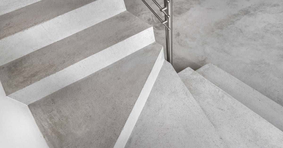 Een stoere betonnen trap die men op maat heeft laten maken.