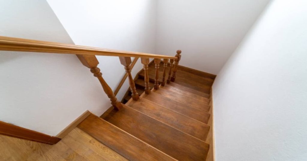 Dit is een trappenhal met een houten trap.  