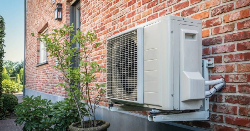 Een mechanisch ventilatiesysteem tegen de bakstenen gevel van een woning. Het ventilatiesysteem zorgt voor een optimale ventilatie van de hele woning, inclusief de veranda, en biedt een goed alternatief op ventilatieroosters.