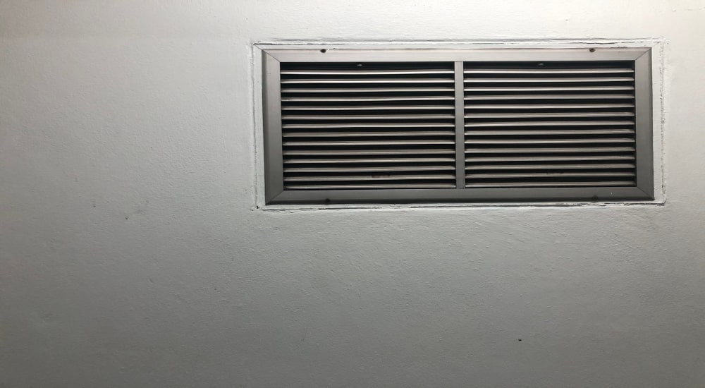 ventilatierooster in de muur van de garage