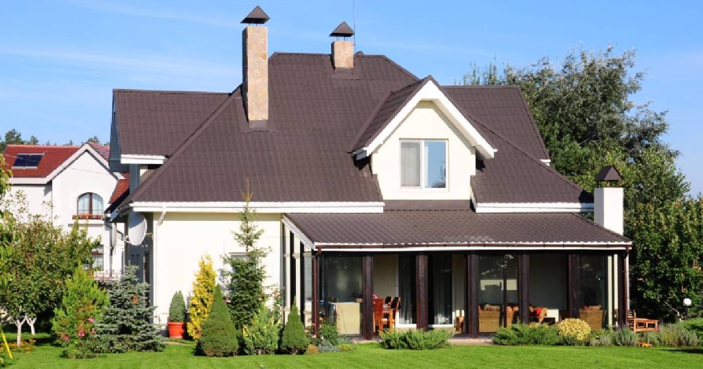 Woning met veranda waarvan men het dak net heeft laten vernieuwen. Het dak van de veranda is, net als dat van de woning, bekleed met dakpannen voor een coherent geheel. Het huis beschikt over een grote groene tuin.