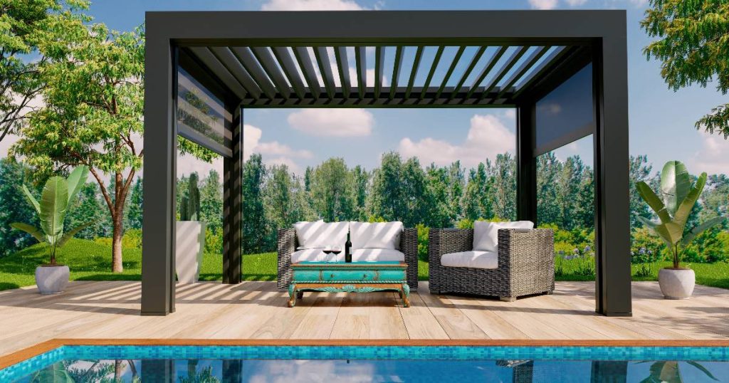 Een moderne vrijstaande veranda of pergola naast een zwembad uit staak en met zonwerend lamellendak.