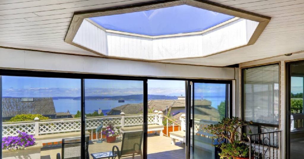 Een glazen veranda met gesloten dak met lichtkoepel, zoals gebouwd wordt door Verandaland, een firma met uitstekende reviews.