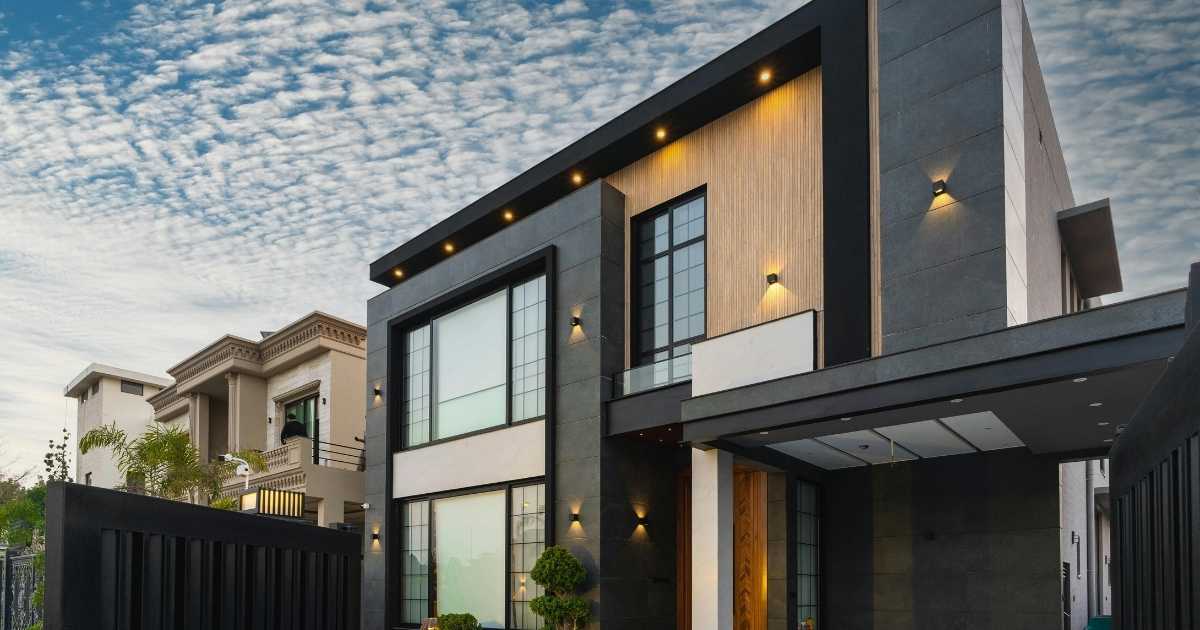 Een moderne woning met een plat dak, net voorzien van een extra verdieping door het verhogen van het platte dak.