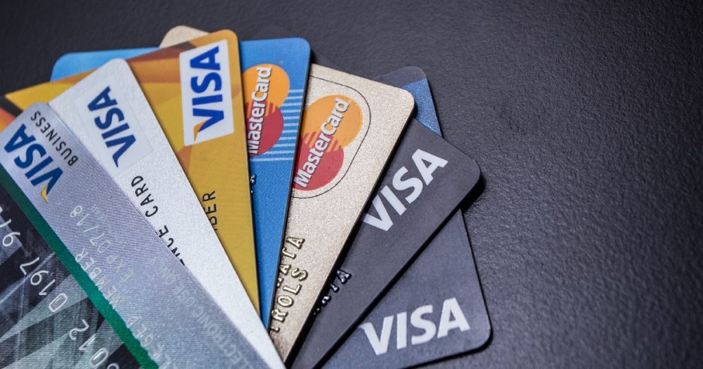Verschillende kaarten van VISA en MasterCard op een zwarte, leren ondergrond.